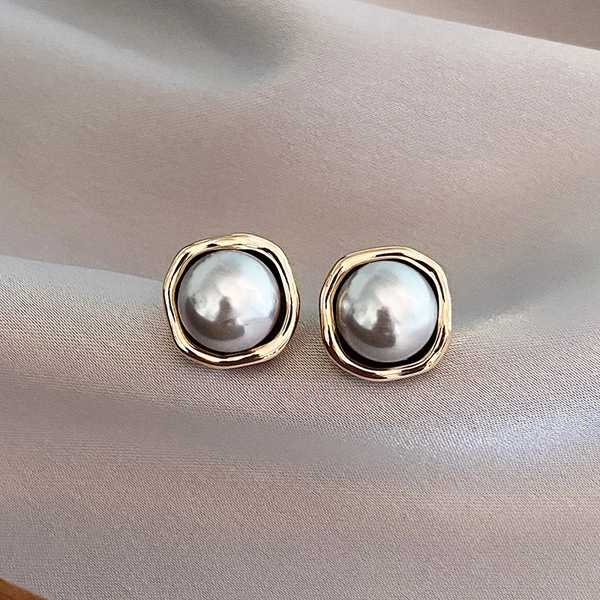Elegant ebony pearl earrings